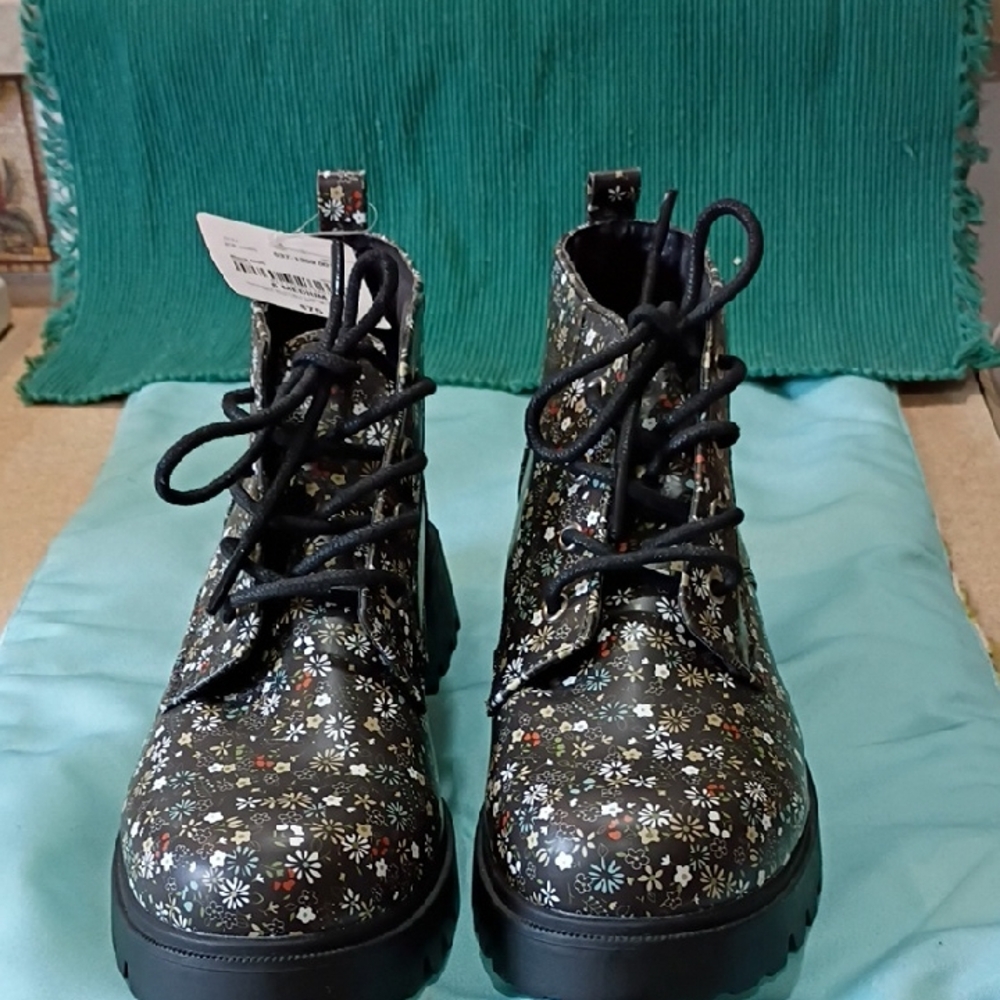 Women's Size 6 Medium Arizona Ankle Boots